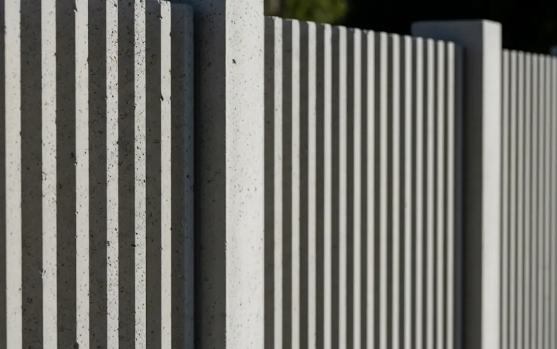 pagar panel beton motif vertikal