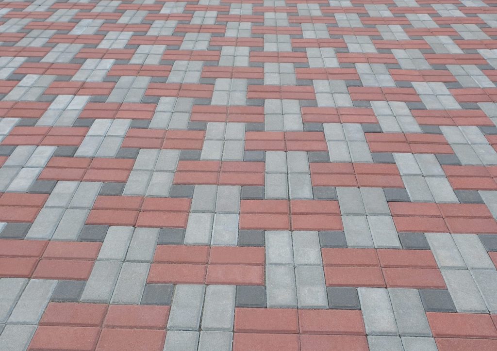 Bukan Sekadar Alas, Ini Alasan Paving Block Motif Bata Banyak Dipakai