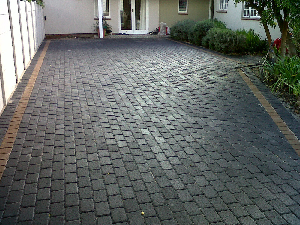 Bukan Sekadar Pelapis Jalan, Paving Block Warna Hitam Jadi Pilihan Konstruksi Masa Kini